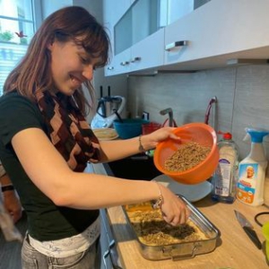 Sarah kocht in ihrer eigenen Wohnung – zuvor lebte sie in einer Wohngemeinschaft.