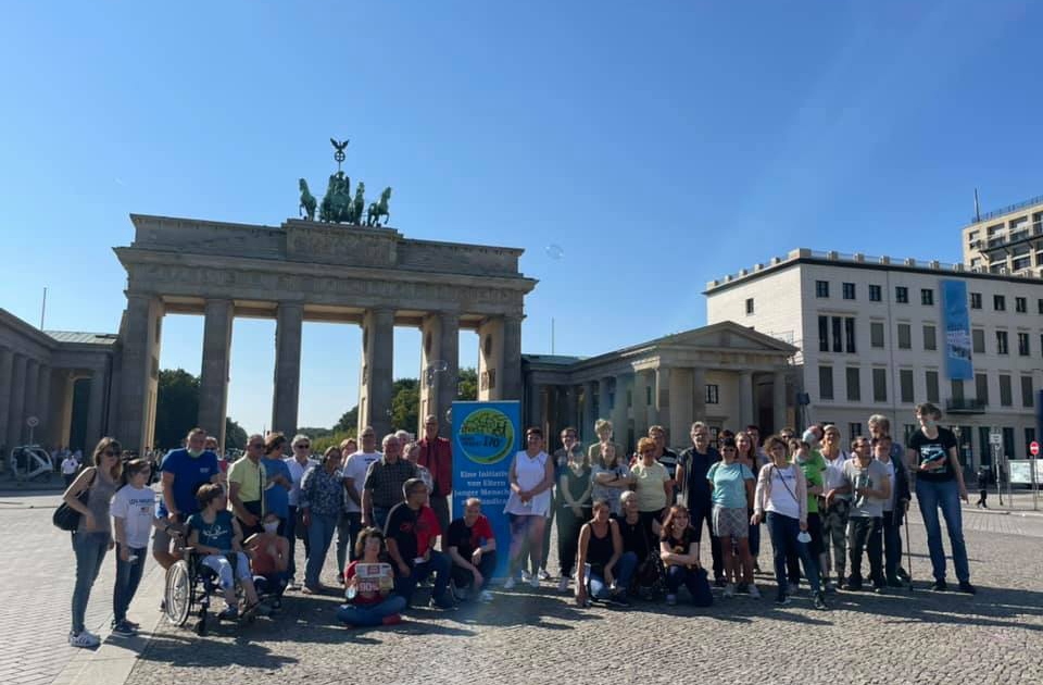 Wohnprojekt 170° Reise nach Berlin – Gruppe vor dem Brandenburger Tor