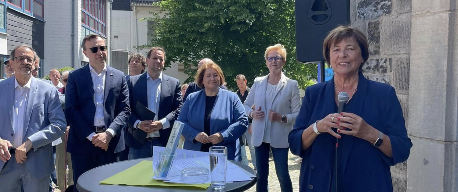 Ulla Schmidt, Bundesvorsitzende der Lebenshilfe, beim Vortrag beim Wohnprojekt 170° Iserlohn. Im Hintergrund Politiker u.a. aus Bundes- und Landtag verschiedener Parteien.